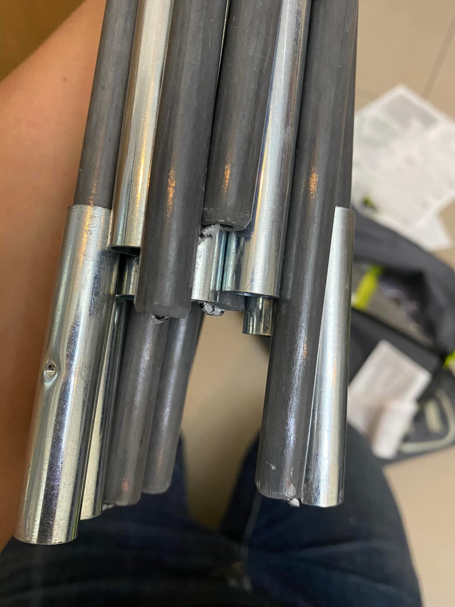 金屬支架帳篷桿末端有明顯安裝與拔除所留下的磨擦痕跡。(翻攝Costco好市多 商品經驗老實說臉書)