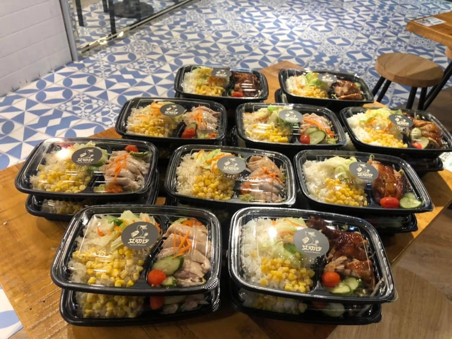 艾成推出平價防疫海南雞飯餐盒。(民視提供)
