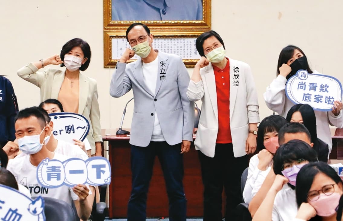 黨主席朱立倫10日大動作歡迎前立委徐欣瑩回黨,引起黨內議論徐的下一步動向。(國民黨提供)