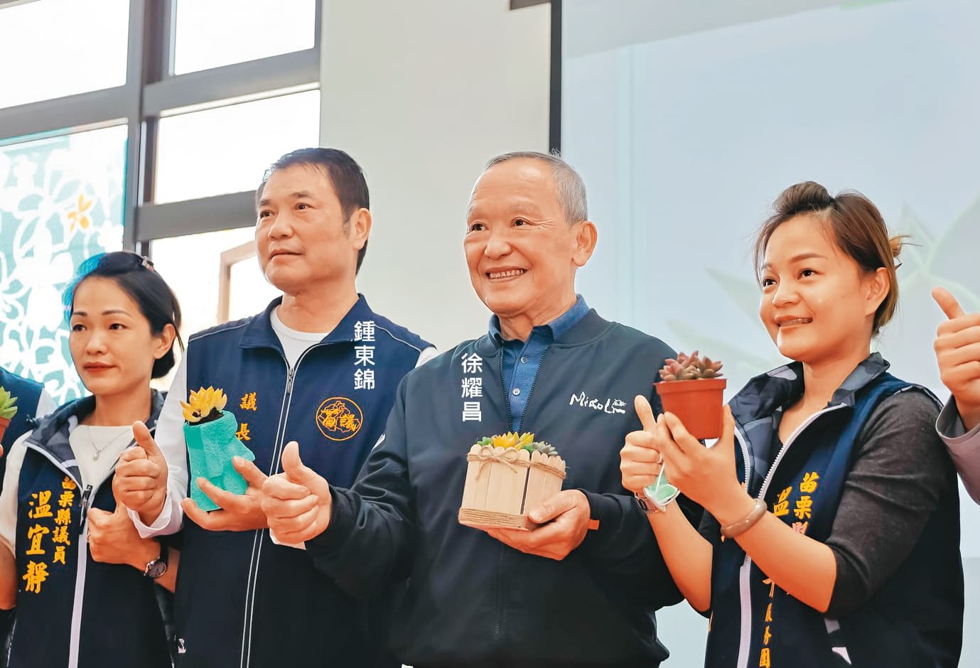 爭取苗栗縣長提名的議長鍾東錦,因有前科在身,至今未獲黨中央肯定。圖為鍾東錦日前與縣長徐耀昌出席公開活動。(翻攝鍾東錦臉書)