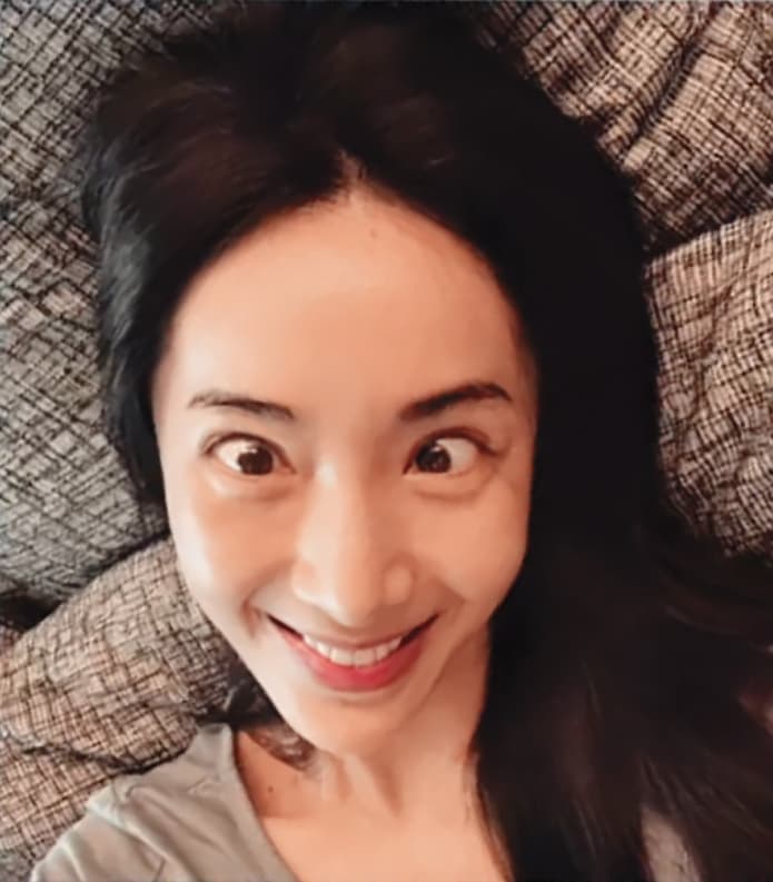 隔離實在太無聊了!隋棠俏皮擺出鬥雞眼,自娛娛人。(翻攝自隋棠IG)