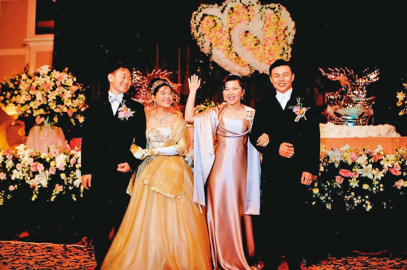 沈軾榮(右1)與許勝雄的大女兒許詠絮(右2)結婚多年,2019年卻爆婚變。 (聯合知識庫)