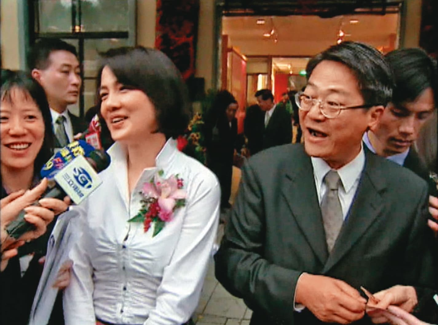 吳東亮(右)32年前遭綁架,妻子彭雪芬(左)交付贖款,救出丈夫。(東森新聞提供)