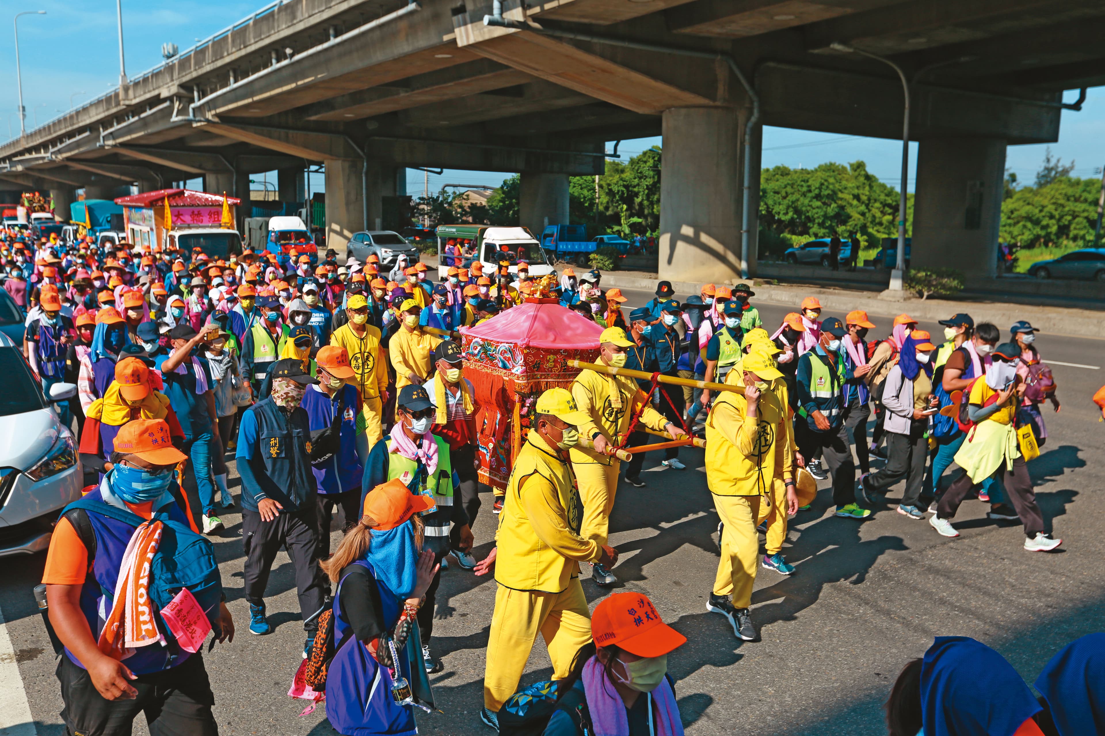 白沙屯廣為人知的媽祖進香盛事20日凌晨啟程,信眾虔誠展開8天7夜的宗教之旅。
