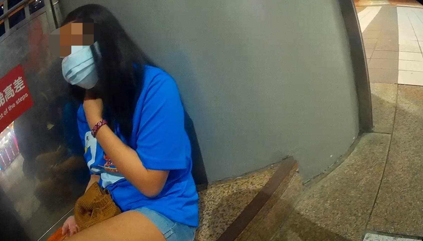 警方最後在新北投捷運站手扶梯附近找到楊女的女兒。(翻攝畫面)