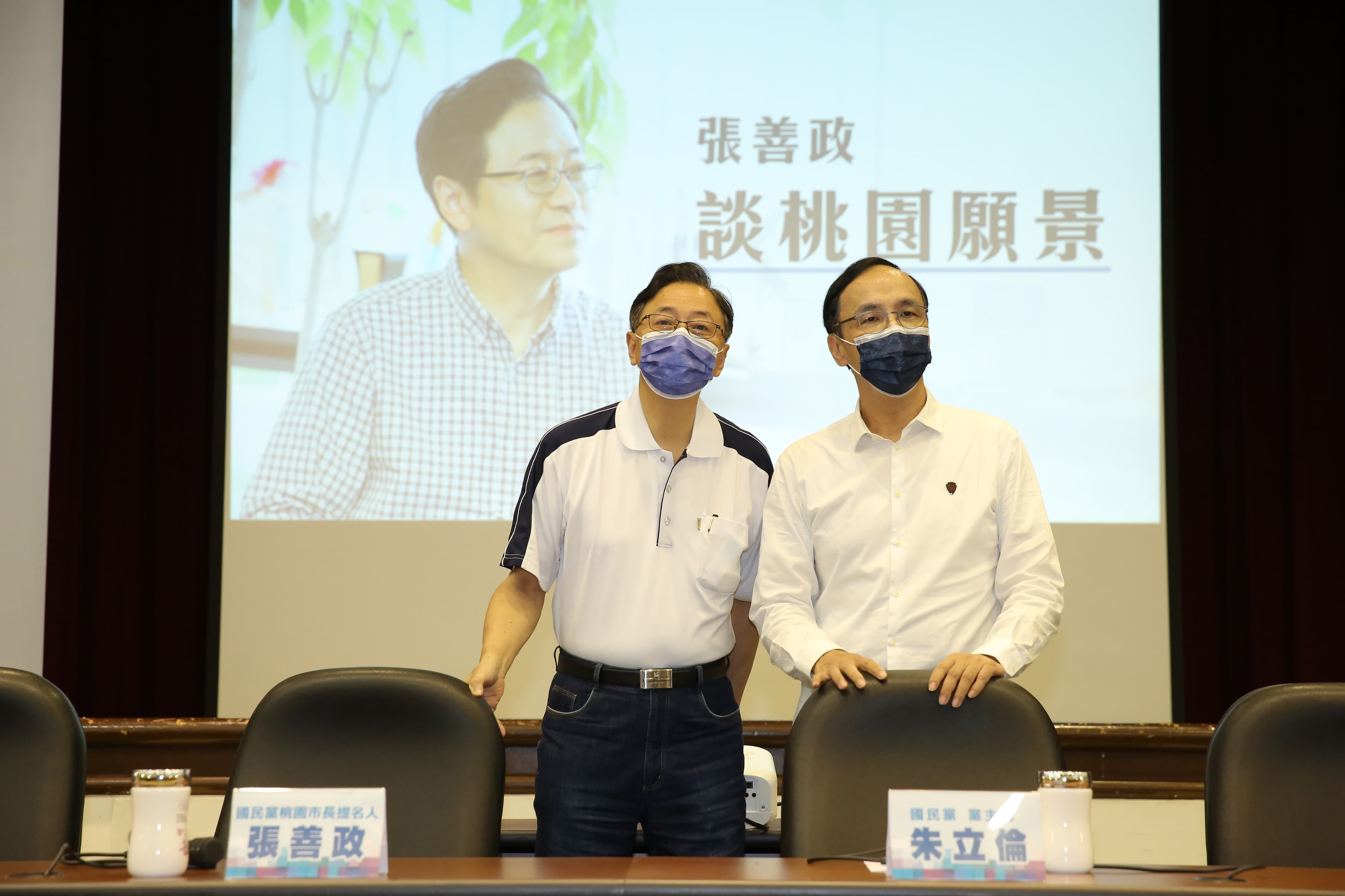 國民黨提名行政院前院長張善政(左)參選桃園,引爆地方不滿。圖為國民黨黨主席朱立倫(右)與張善政五月二十三日親上火線說明。