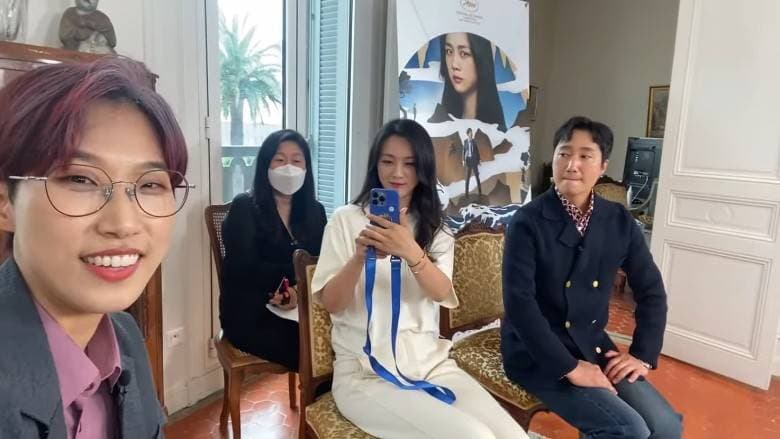 湯唯與朴海日接受韓國綜藝《文明特急》訪問,湯唯在直播中拿起自己手機拍照,非常隨興。(網路圖片)