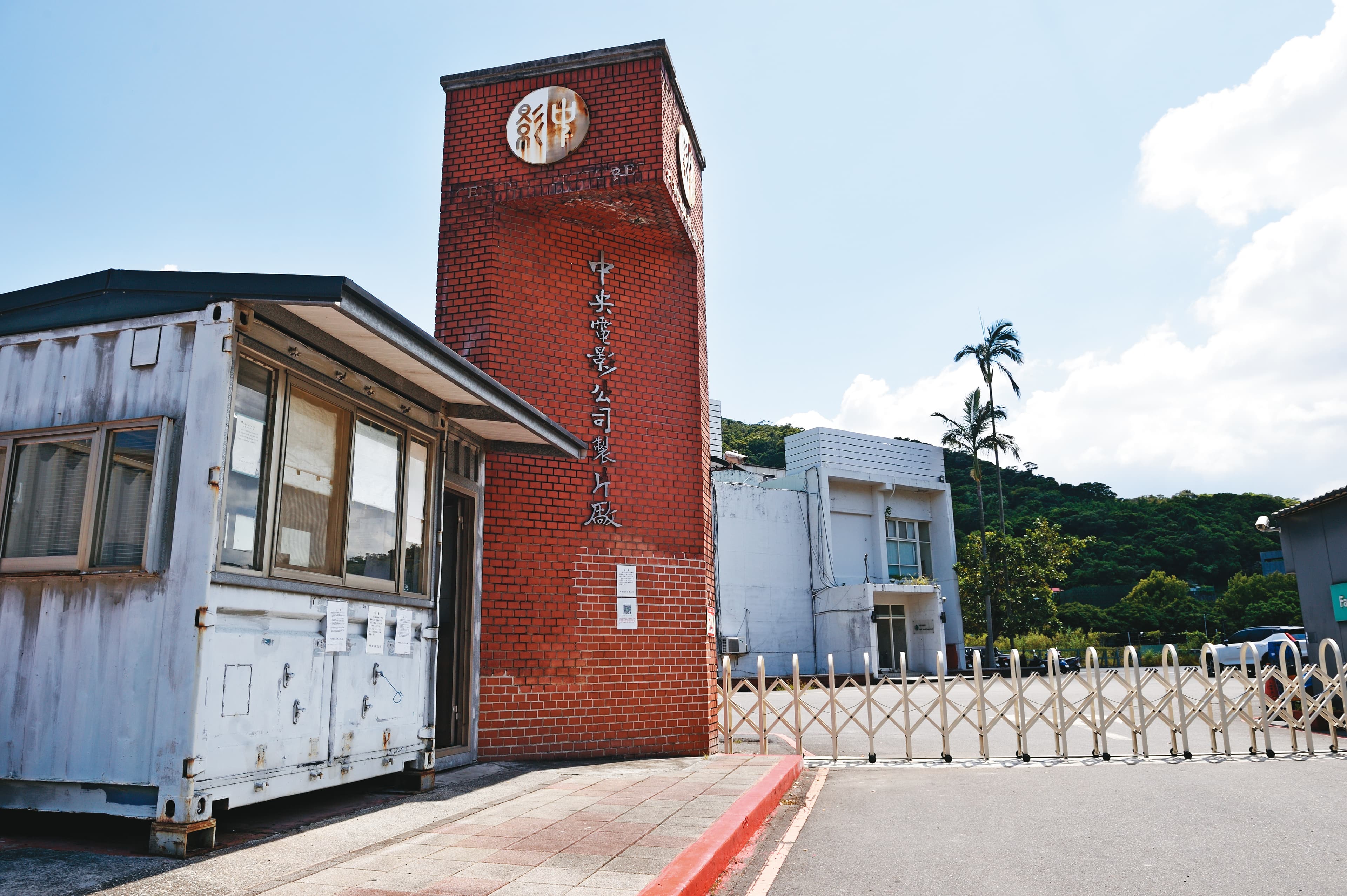中影(圖)交易時資產嚴重被低估,包括中影以財報公告現值鑑價、建物以老舊折損為由,自行減價6億元、整體估價竟再打8折出售。