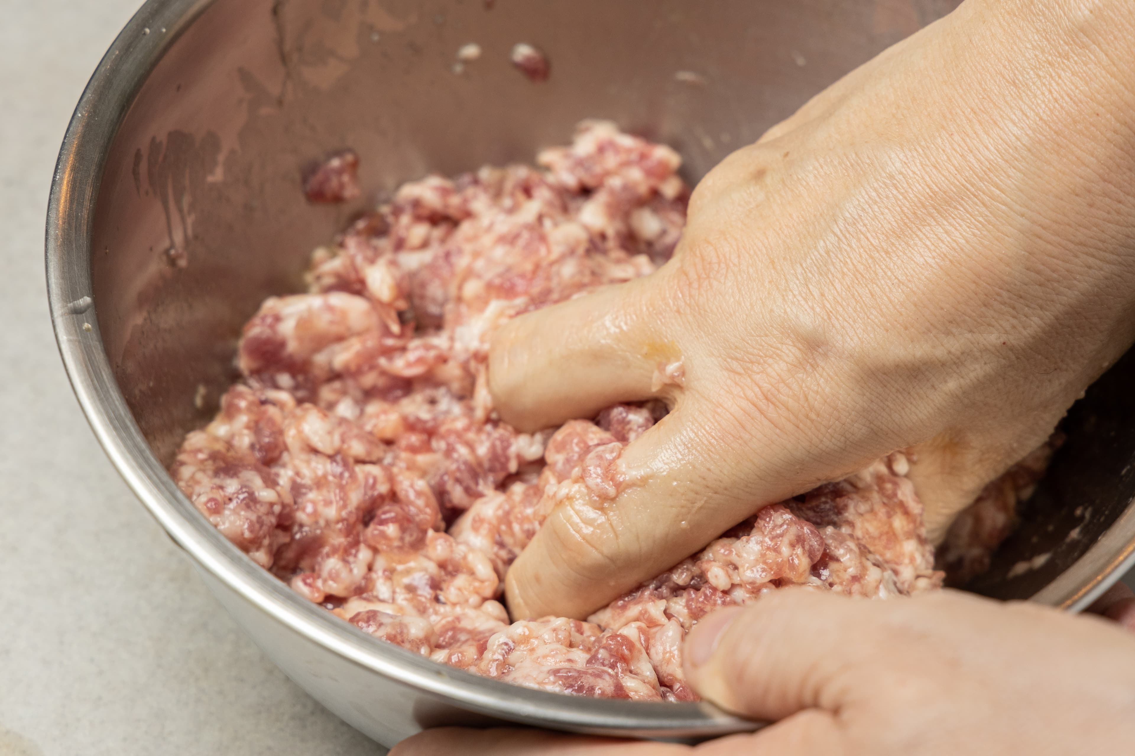 抓肉入味。