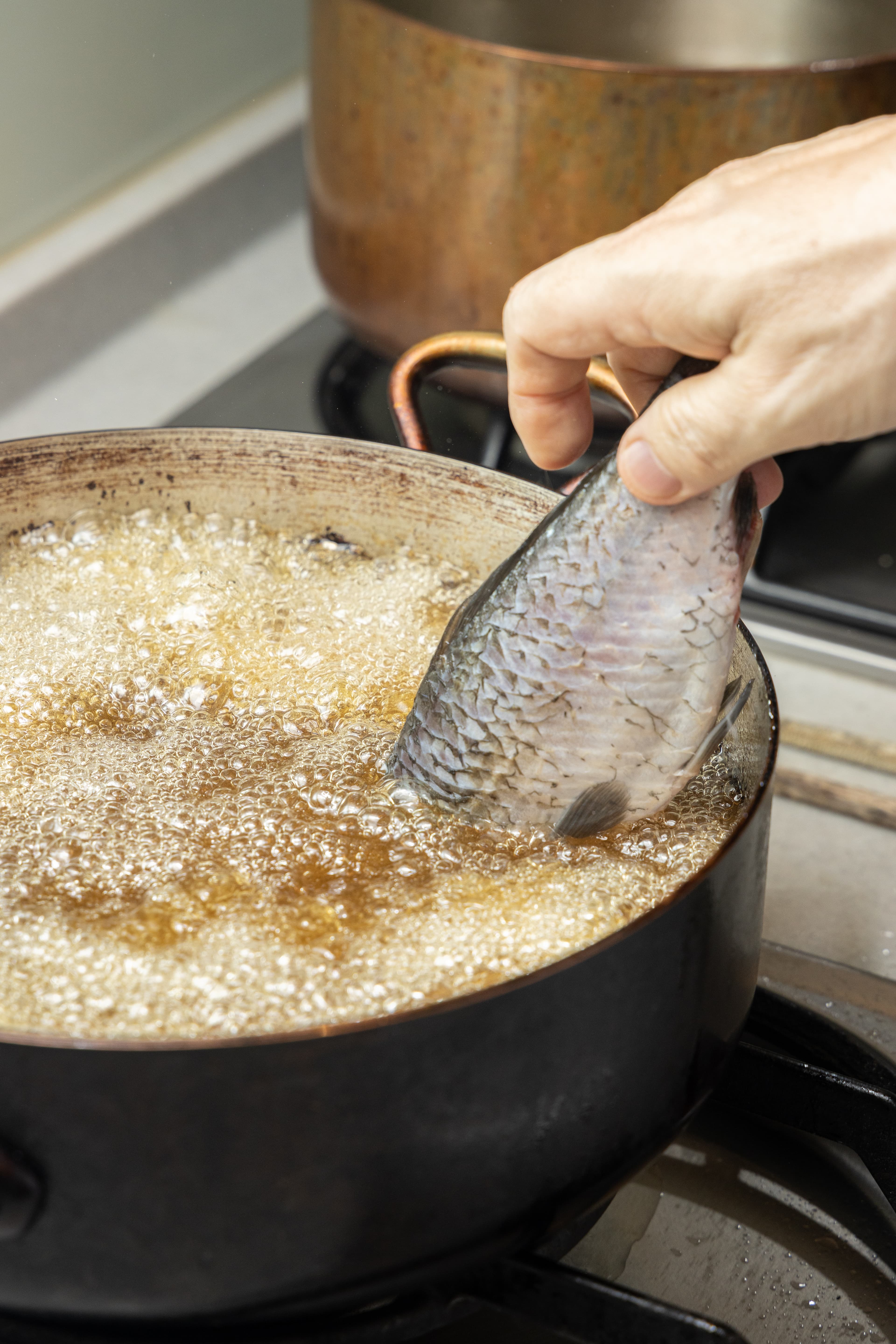 將鯽魚全部入鍋油炸。