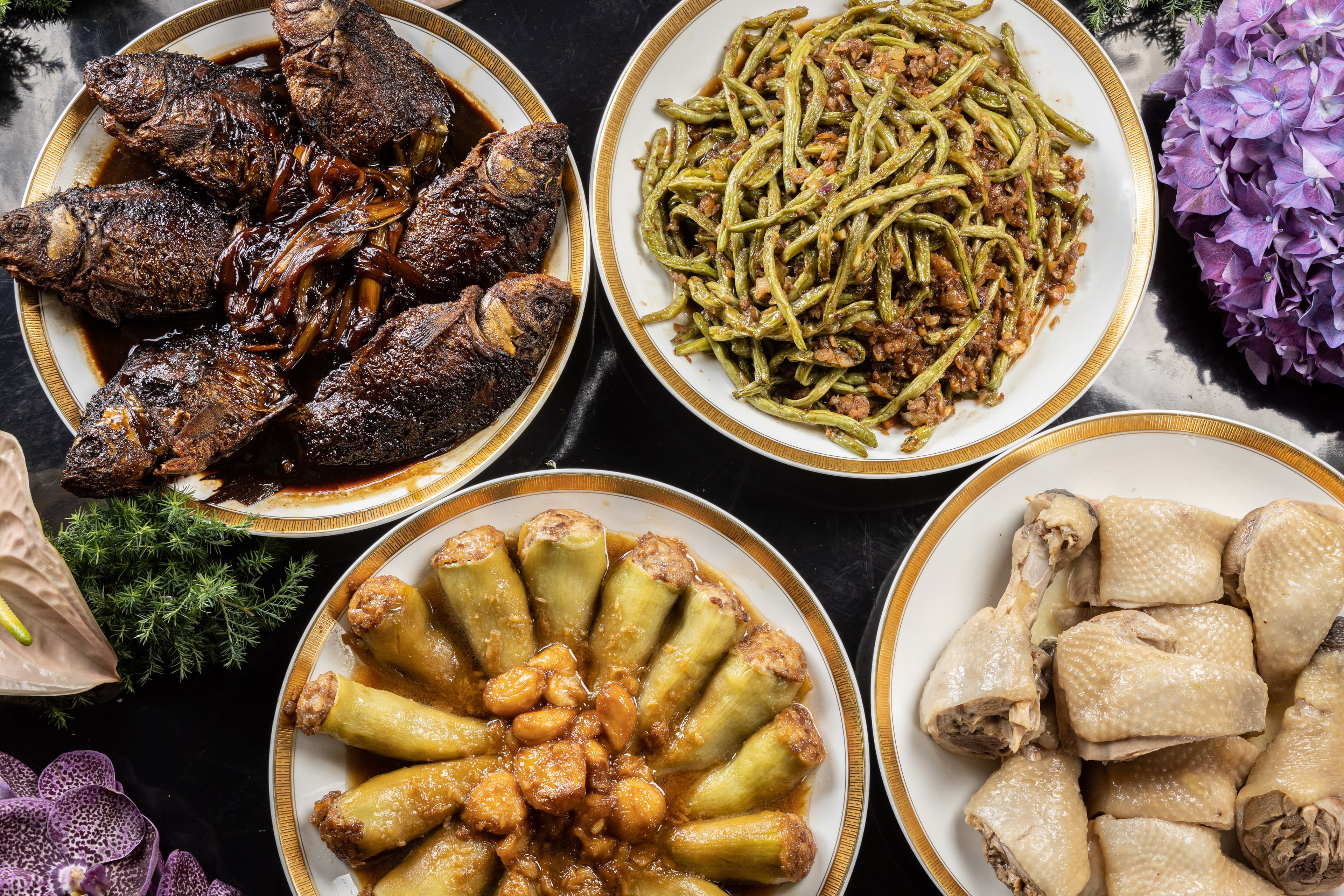 點水樓的四小菜:乾煸四季豆、翡翠椒鑲肉、紹興醉雞與葱㸆鯽魚。