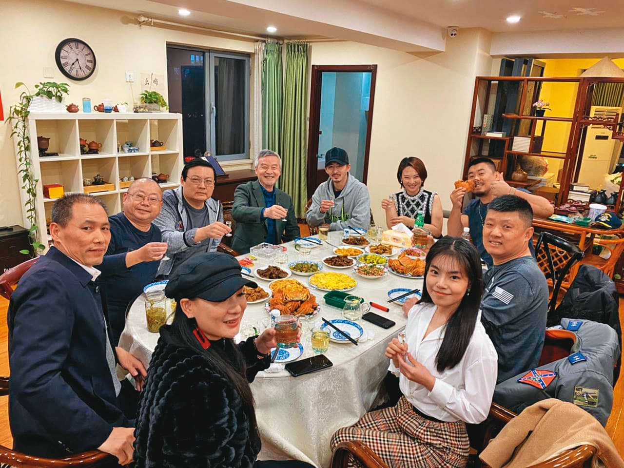 取保候審期滿後,2021年10月陳秋實在北京與法律、媒體界的前輩同桌聚會。(陳秋實提供)