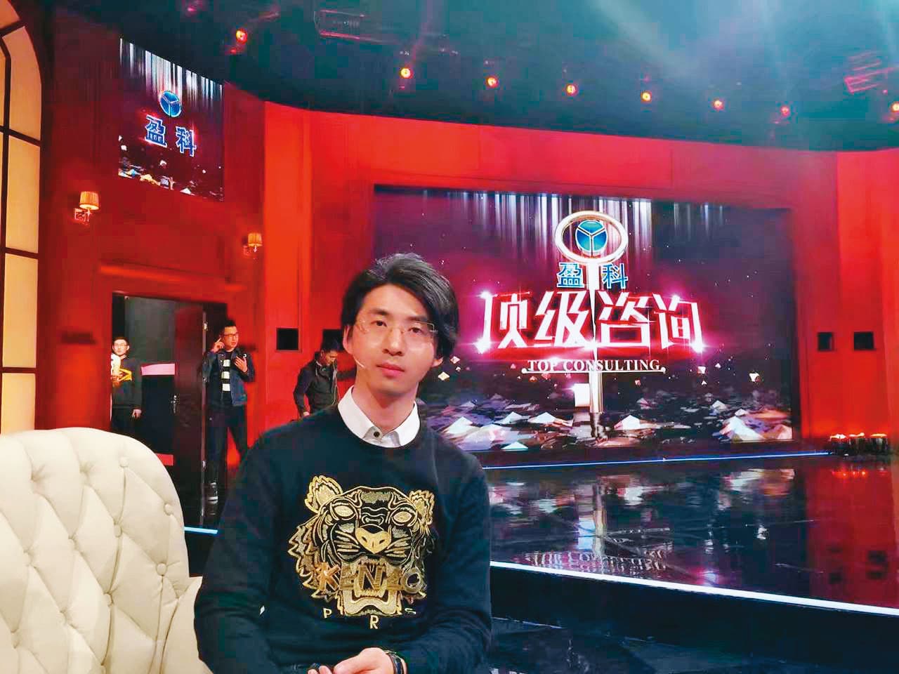 陳秋實表演脫口秀時被電視台相中,參加演說比賽奪得名次,經常上電視節目。(陳秋實提供)
