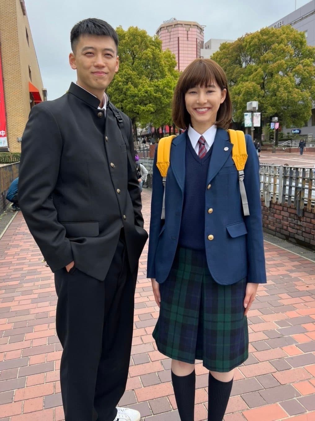 新木優子(右)飾演竹內涼真的初戀,劇組日前也搶先公開兩人的制服造型。(翻攝自官方Twitter)