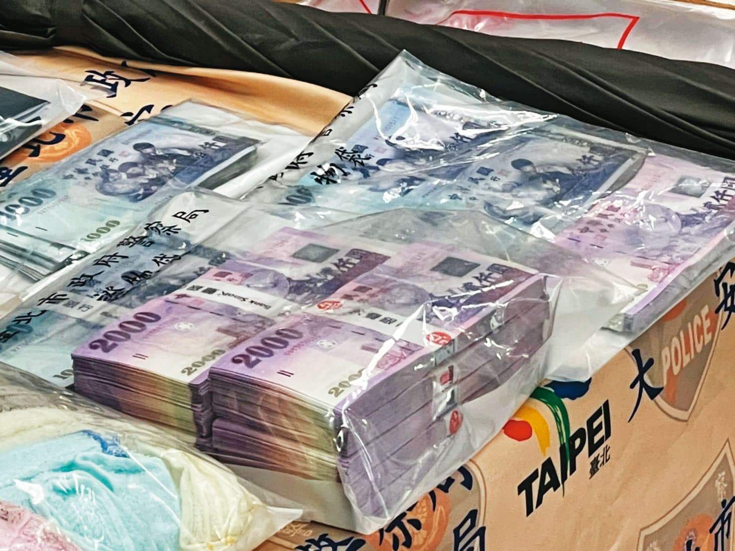 警方逮捕涂男時,一併搜出245萬元贓款。(資料照片)