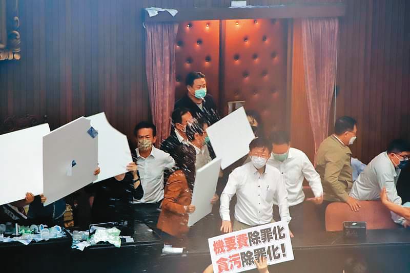 立法院5月30日修正《會計法》將國務機要費除罪,國民黨立委攻擊主席台。(洪申翰辦公室提供)