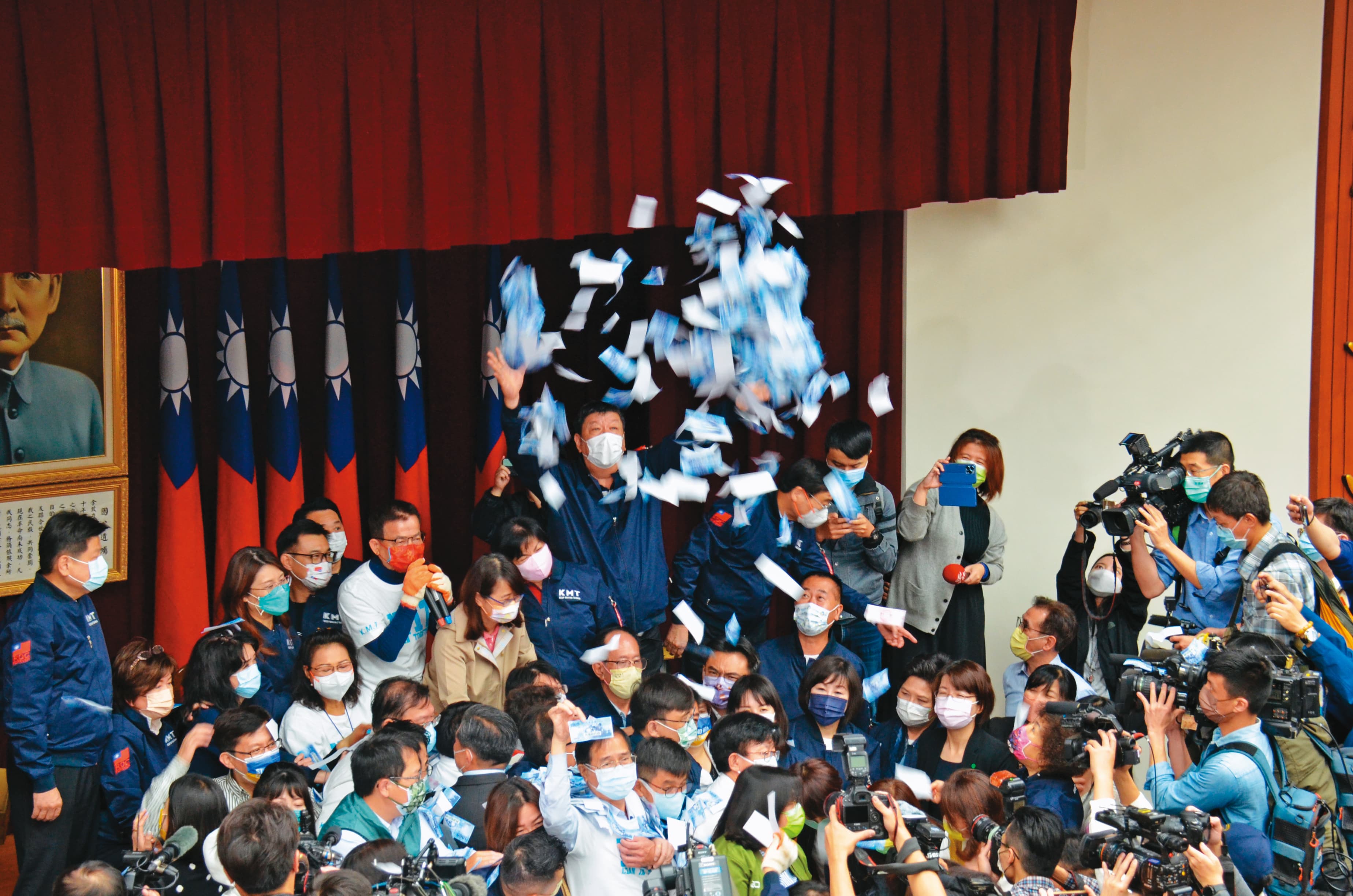 國民黨立委反對國務機要費除罪,在立法撒假鈔。(國民黨提供)