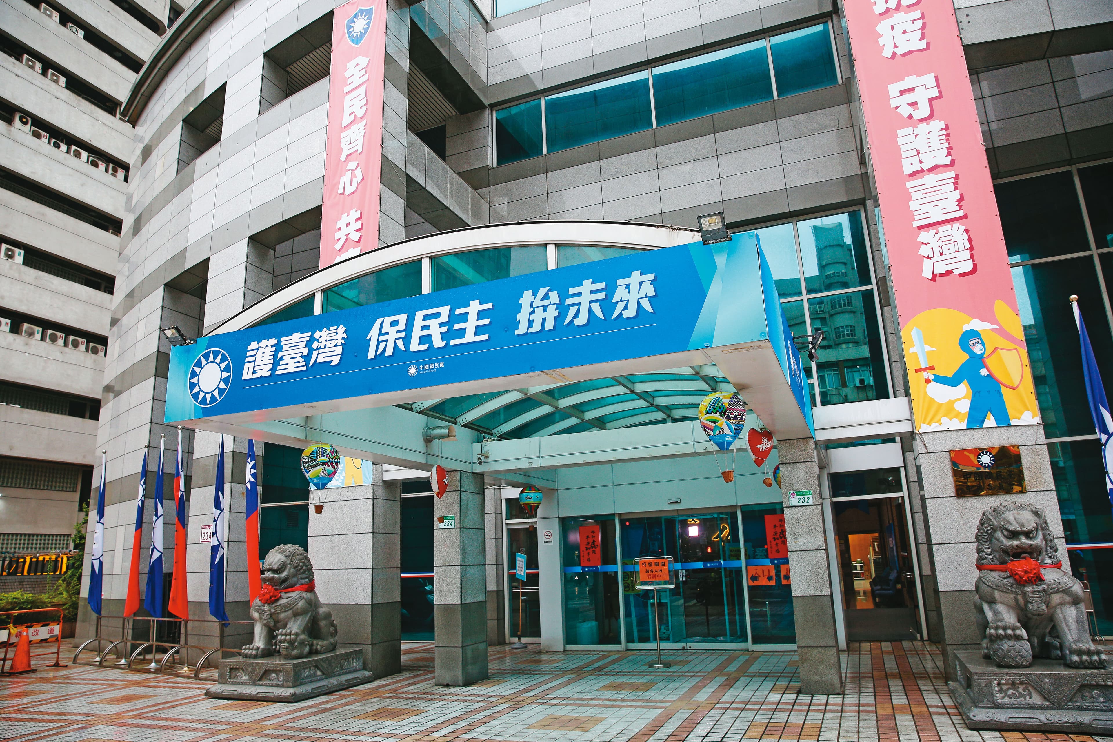 朱立倫上任黨主席後,就在國民黨中央黨部外(圖),掛上「護台灣、保民主、拚未來」布條,宣示藍營路線。