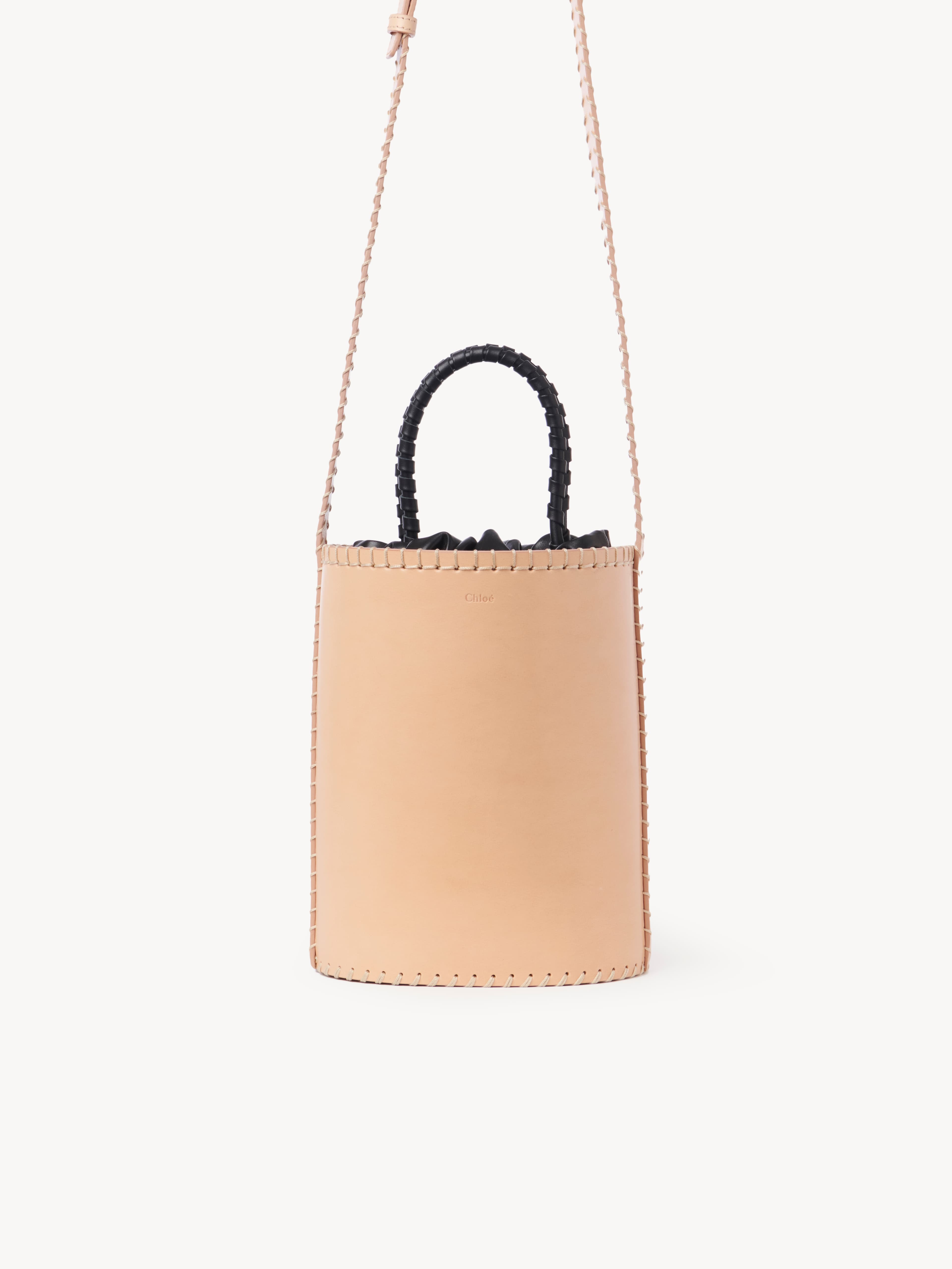 Chloé Louela中型粉膚色縫線水桶包,NT$74,600。(Chloé提供)