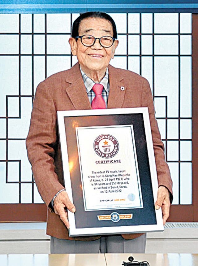 宋海主持音樂比賽節目長達34年,今年5月獲認證金氏世界紀錄,是「最高齡電視音樂比賽節目主持人」記錄保持者。(網路圖片)