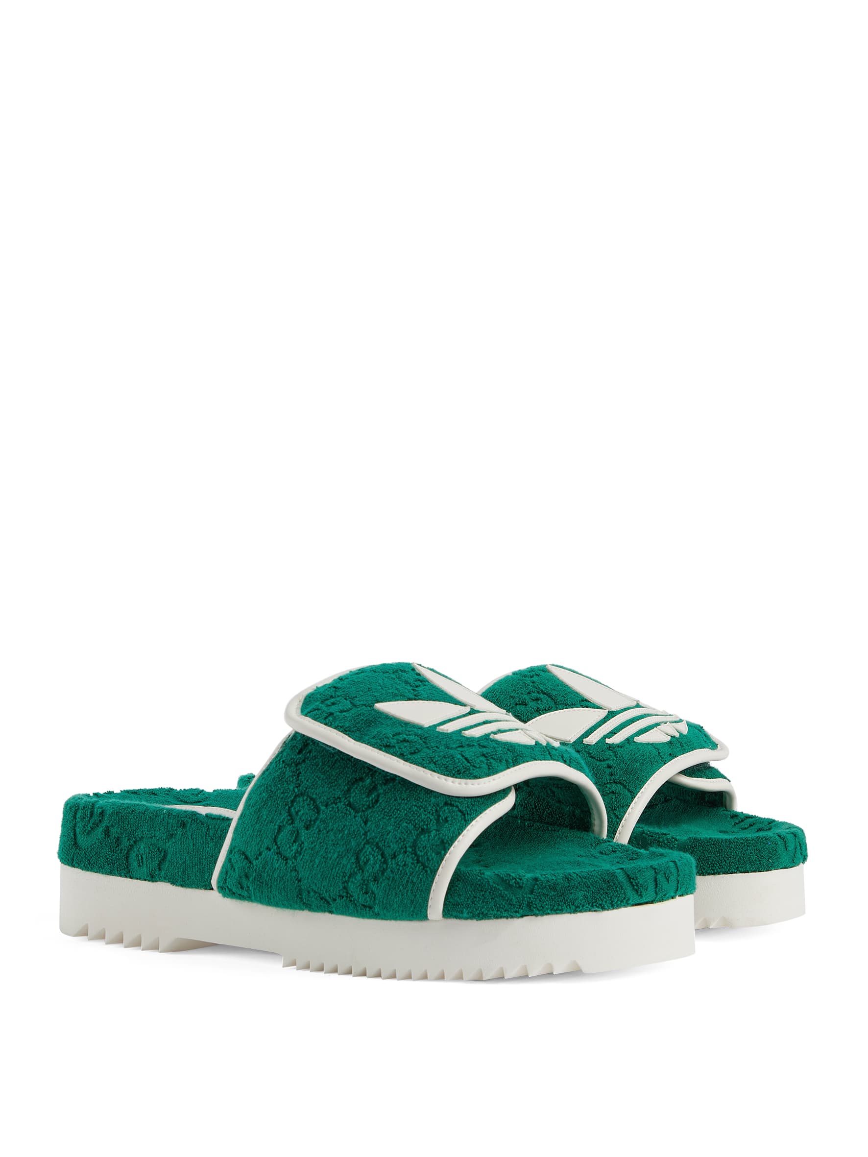 adidas × GUCCI三葉草搭配GG圖騰綠色拖鞋,NT$22,300。(GUCCI提供)