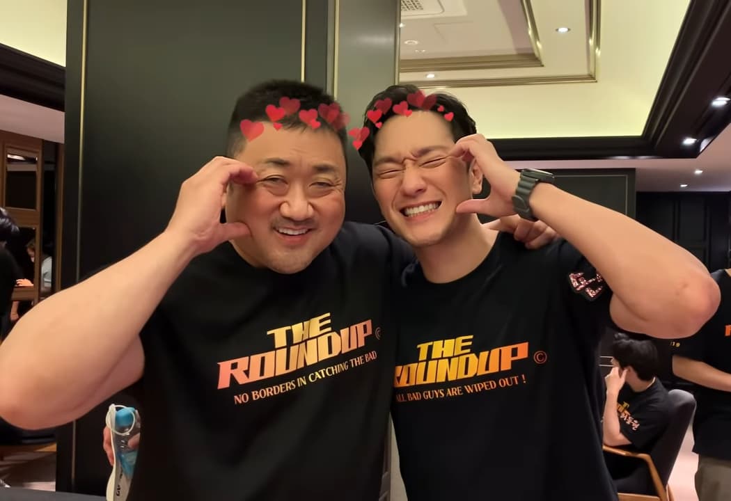 馬東石(左)與孫錫求宣傳電影之餘不忘賣萌,惹笑大批粉絲。(翻攝自ABO Entertainment Instagram)