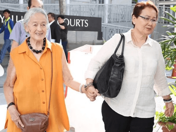 鍾慶春在外甥女莫翠玲(右﹚的陪同下出庭。(翻攝自微博)