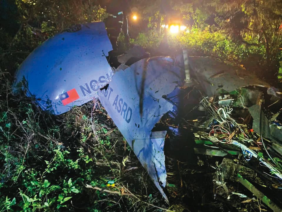 中科院大型騰雲無人機去年初墜毀在台東活水湖畔,僅距台東市鬧區約1公里,幸好未釀傷亡。(東森新聞提供)