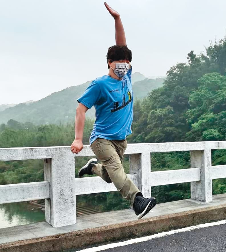 蕭煌奇出遊時,不忘來個「 瑪莉兄弟跳」,展現他良好的運動細胞。(翻攝自蕭煌奇臉書)