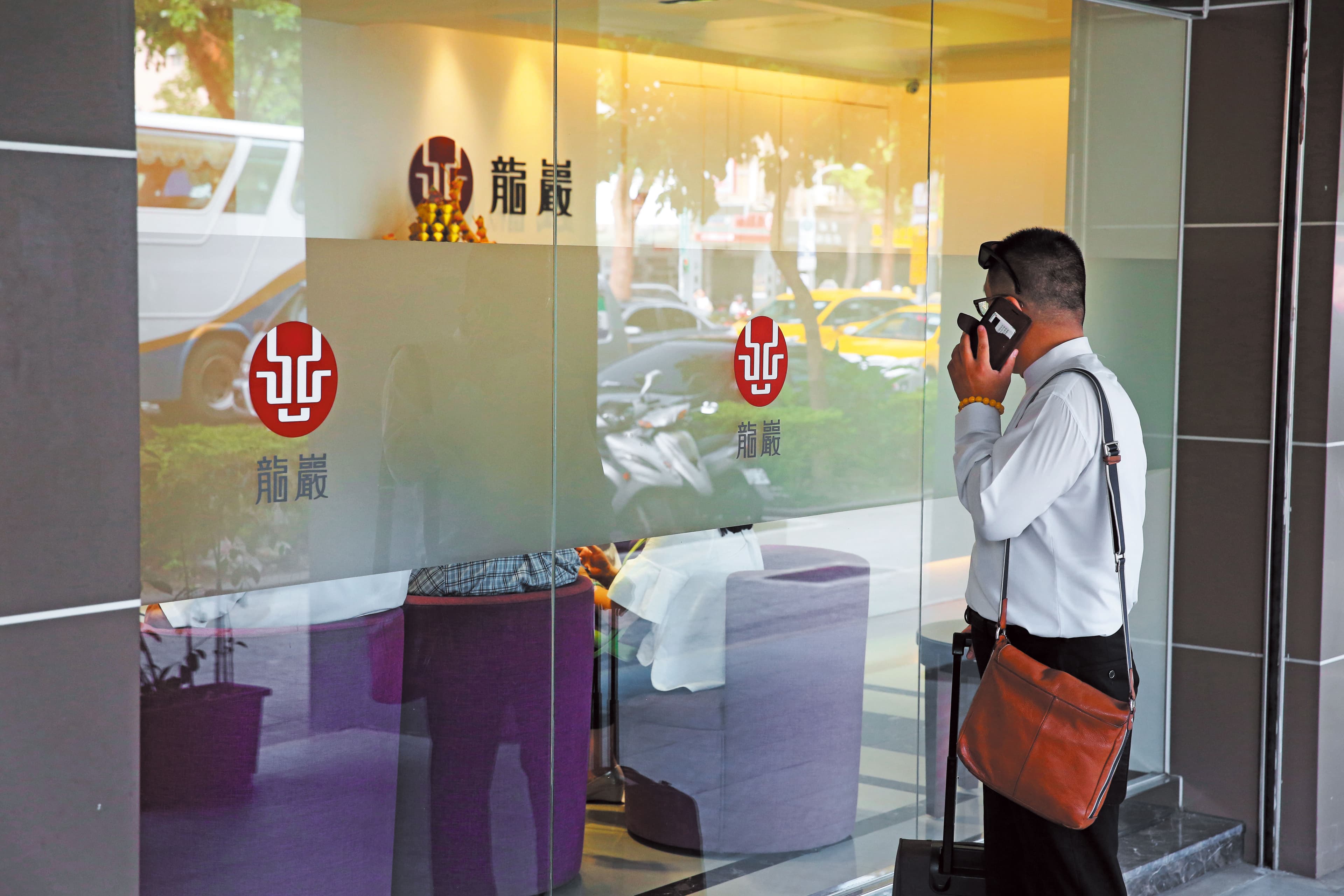 龍巖賣過「光之系列」靈骨塔的業務員,夾在公司與顧客間,處境堪憐。圖非當事人。