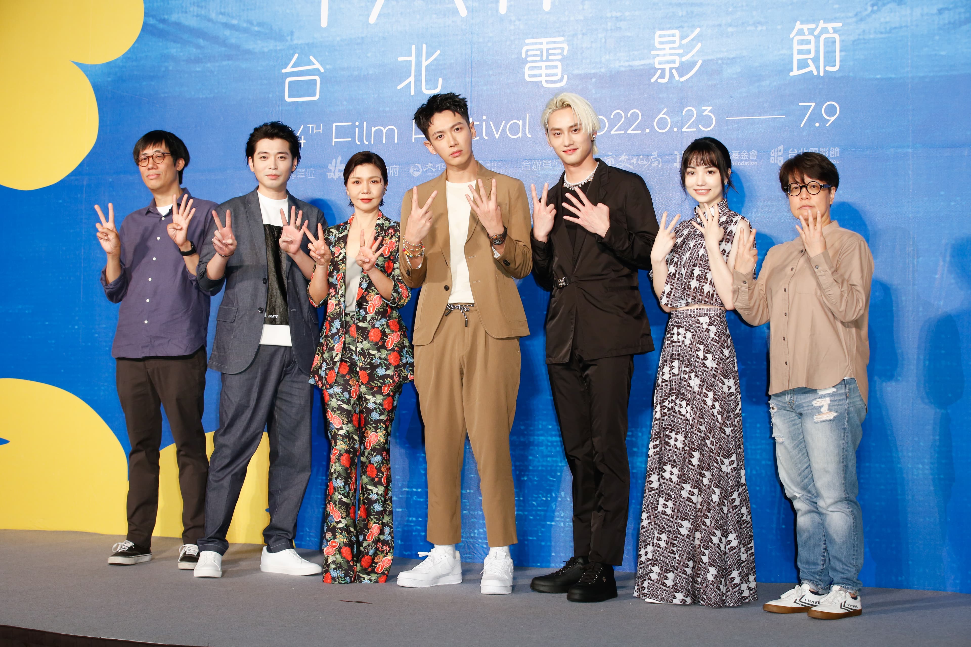 《初戀慢半拍》導演陳駿霖(左起)、侯彥西、于子育、柯震東、范少勳、黑嘉嘉、監製李耀華,是24屆台北電影節開幕片。