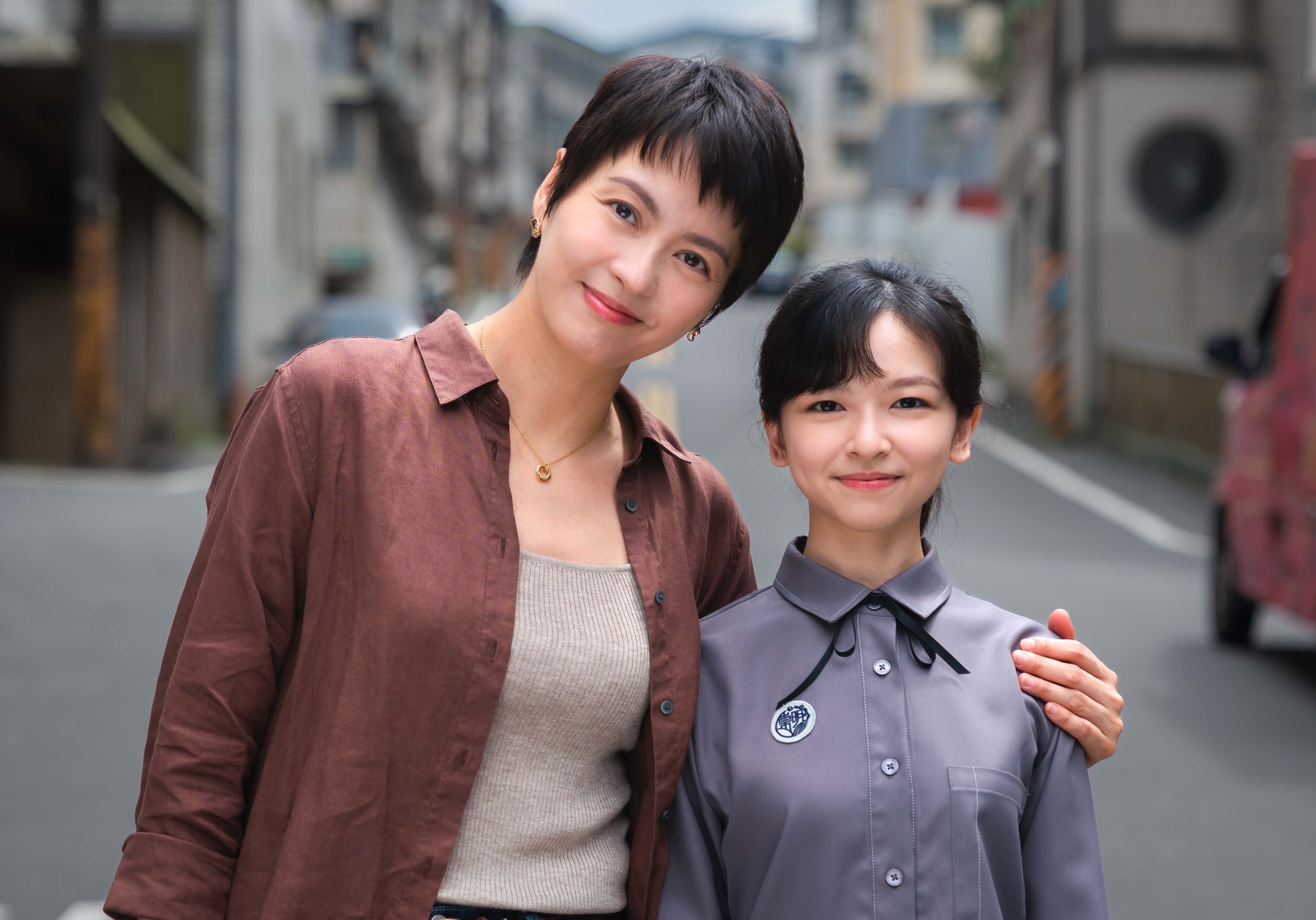 梁詠琪(左)飾演一心為了讓女兒陳姸霏(右)重考上好學校,不惜捨棄一切換取機會的單親母親。(奇蹟映畫所提供)