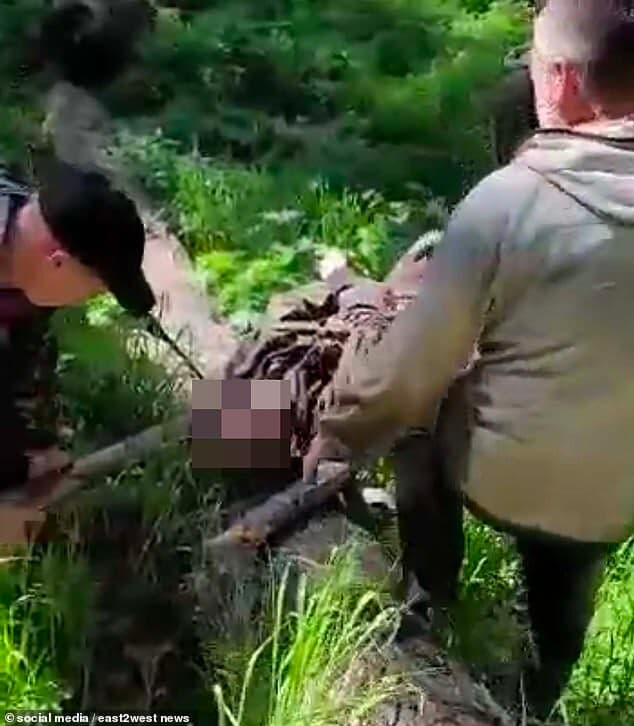 親友發現獵人的遺體。(翻自英國《每日郵報》)