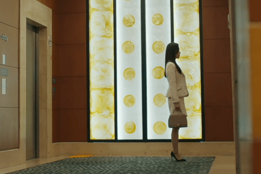 俐落的套裝搭配Réjane PM包款很有女強人氣勢。(翻攝自網路)