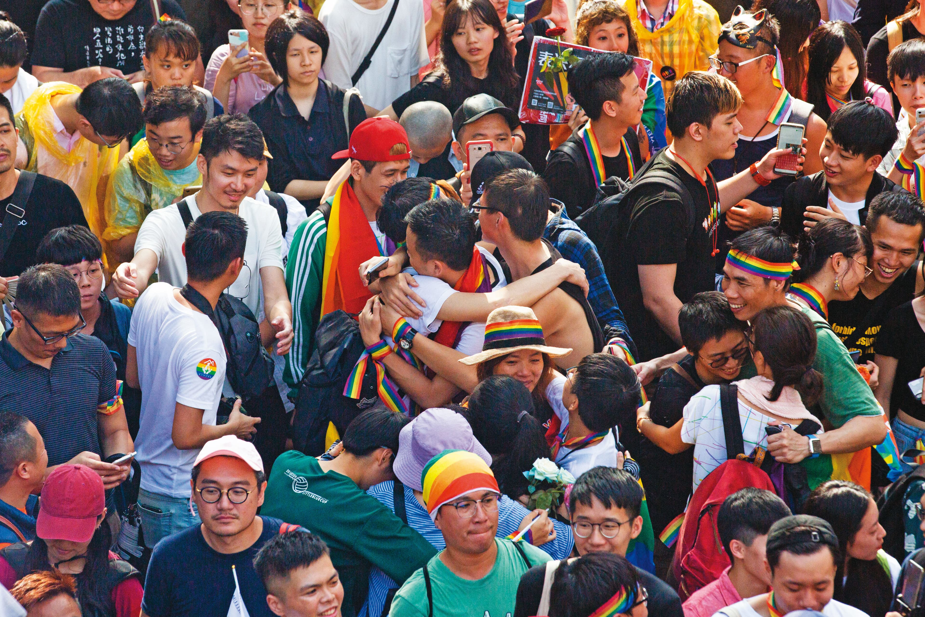 《同婚法》於3年前通過,同志團體在立法院外相擁打氣,目前同婚已獲6成民眾支持。(資料照片)