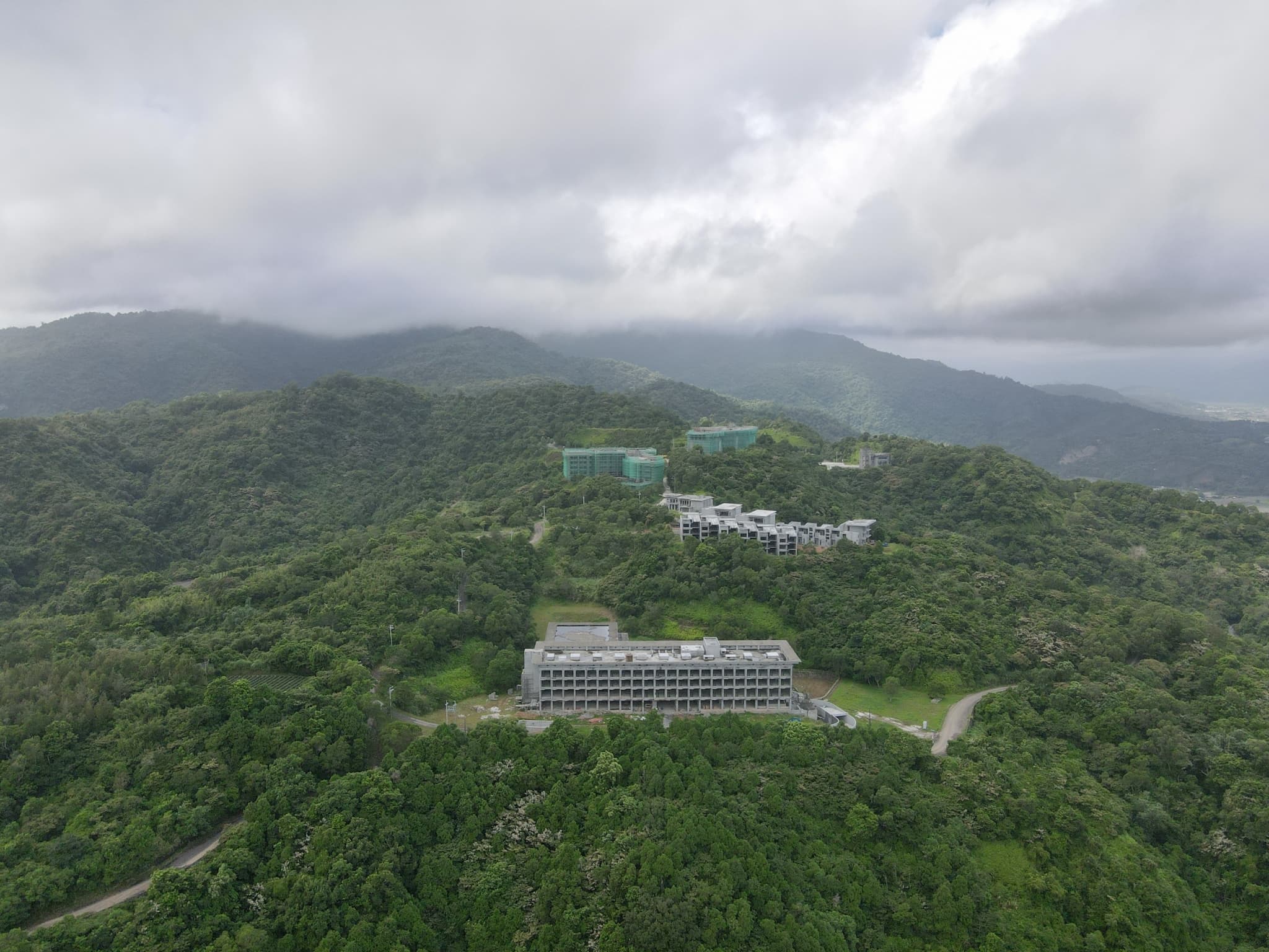 喜來登宜蘭度假酒店位於三星鄉草湖天公廟「玉尊宮」後方山坡地。(張世鈺提供)