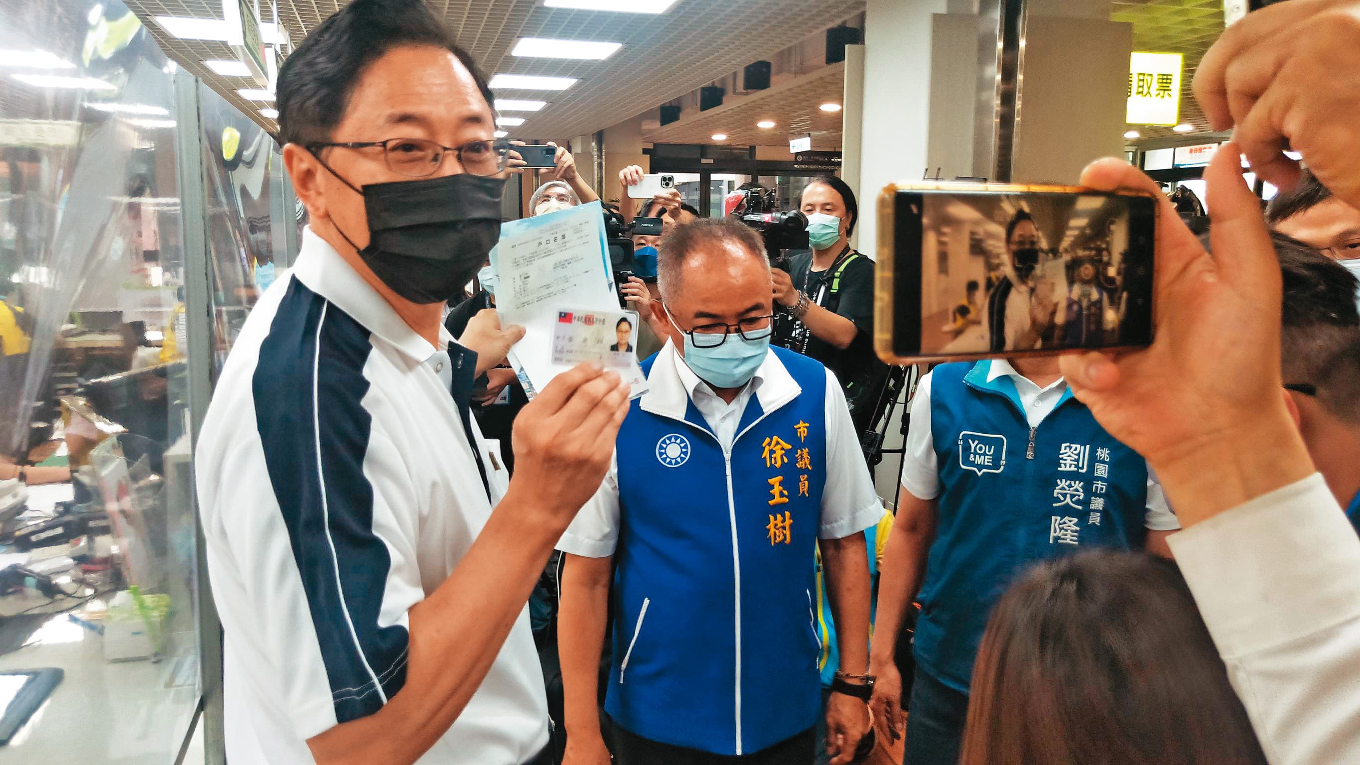 前行政院長張善政(左)被徵召參選桃園市長,雖引來黨內反彈,但符合黨中央的中間路線基調。(張善政競辦提供)