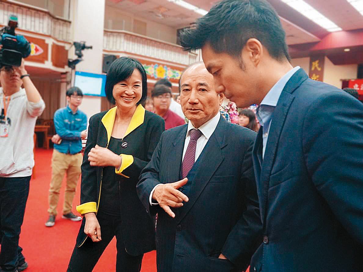柯志恩(左)、蔣萬安(右)都被黨內視為中間路線選將。柯日前已拜會前立法院長王金平(中)爭取支持。(翻攝柯志恩臉書)