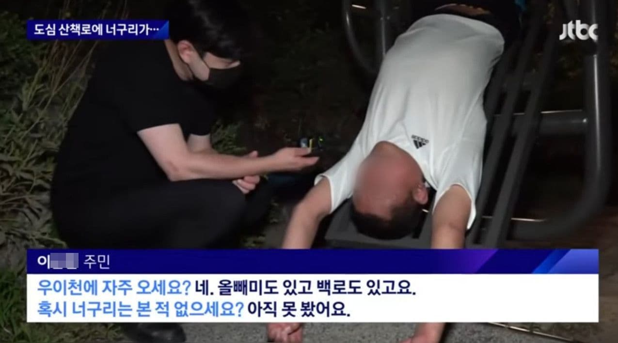 李相燁訪問正在倒立練體能的男子。(翻自《JTBC》畫面)