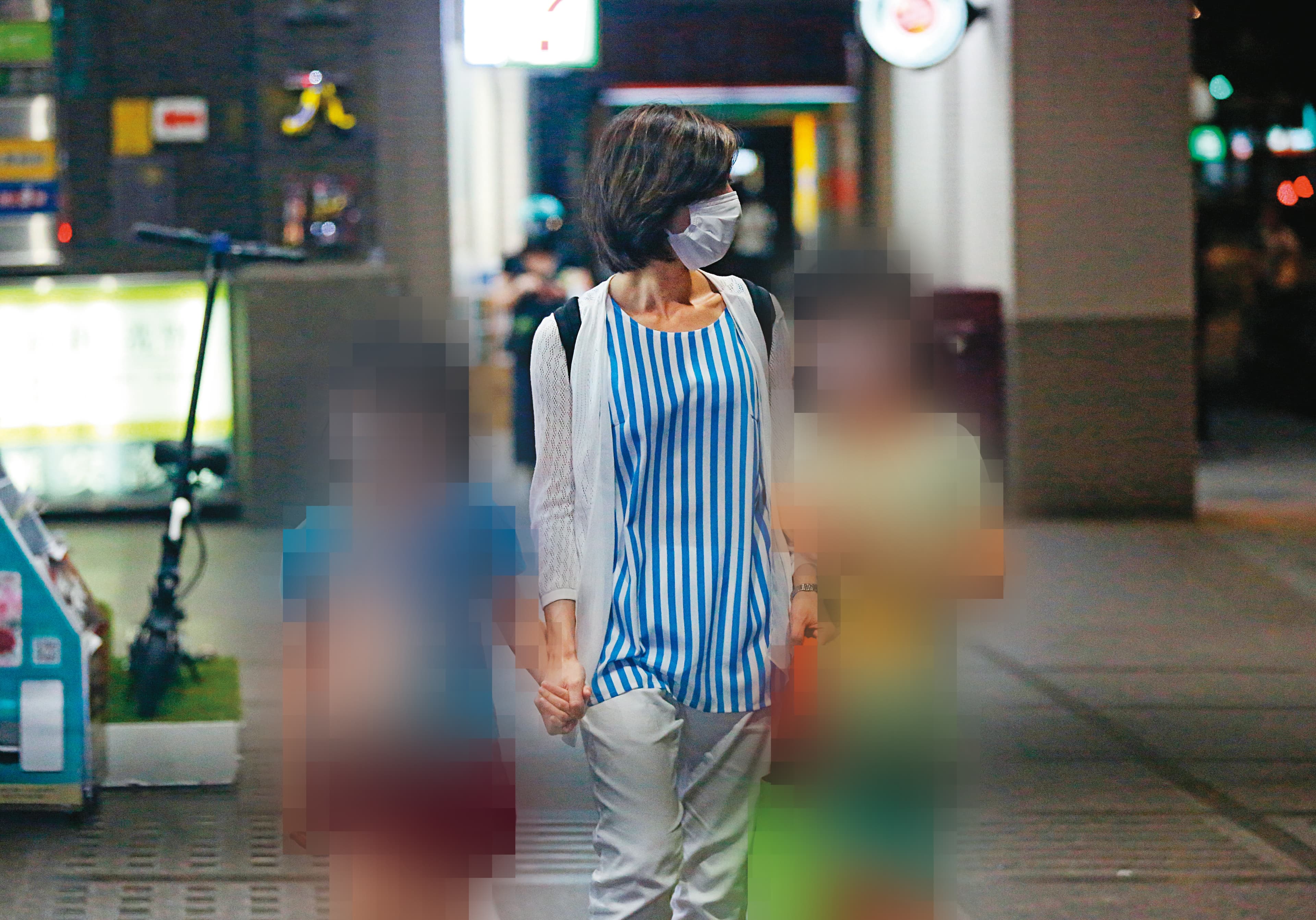 2022/06/30 21:14 鄒宇新(圖)陪廖女帶孩子打桌球後,先行下樓牽車。