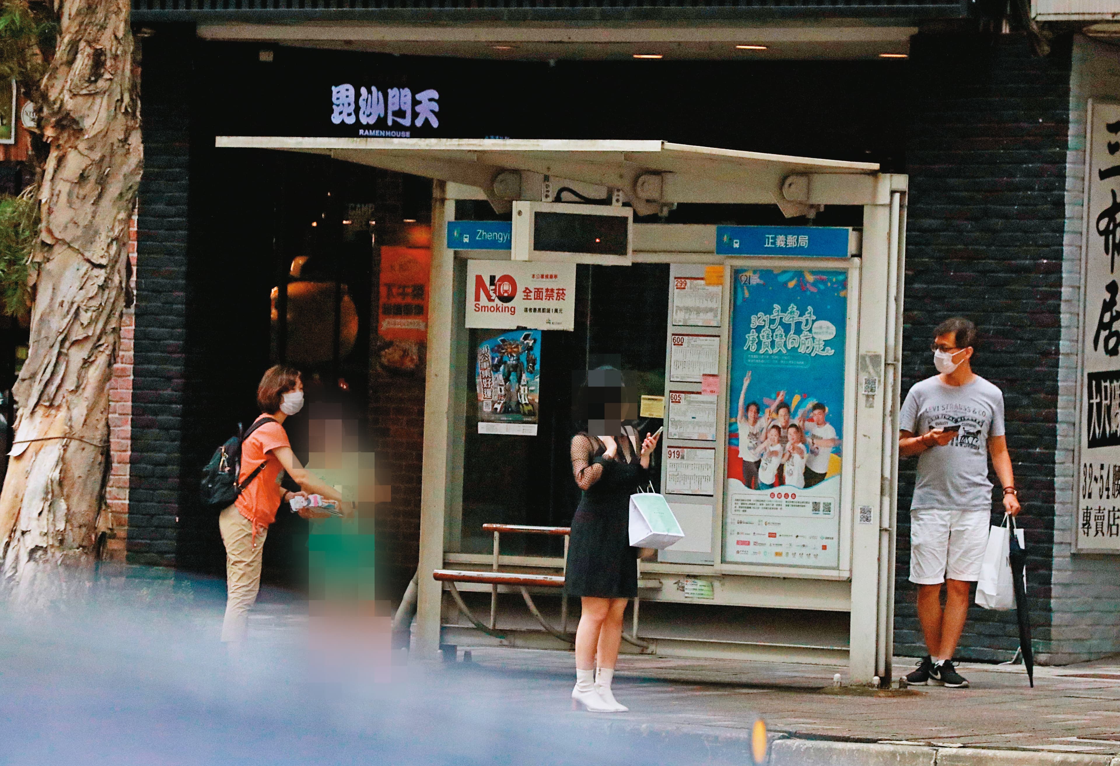 2022/07/02 15:33「互動鬼祟」和廖女(左1)及孩子吃完涼麵後,鄒宇新(右1)又陪她們等公車,卻鬼祟地躲在候車亭後,以眼神隔空互動。(圖經變裝處理)