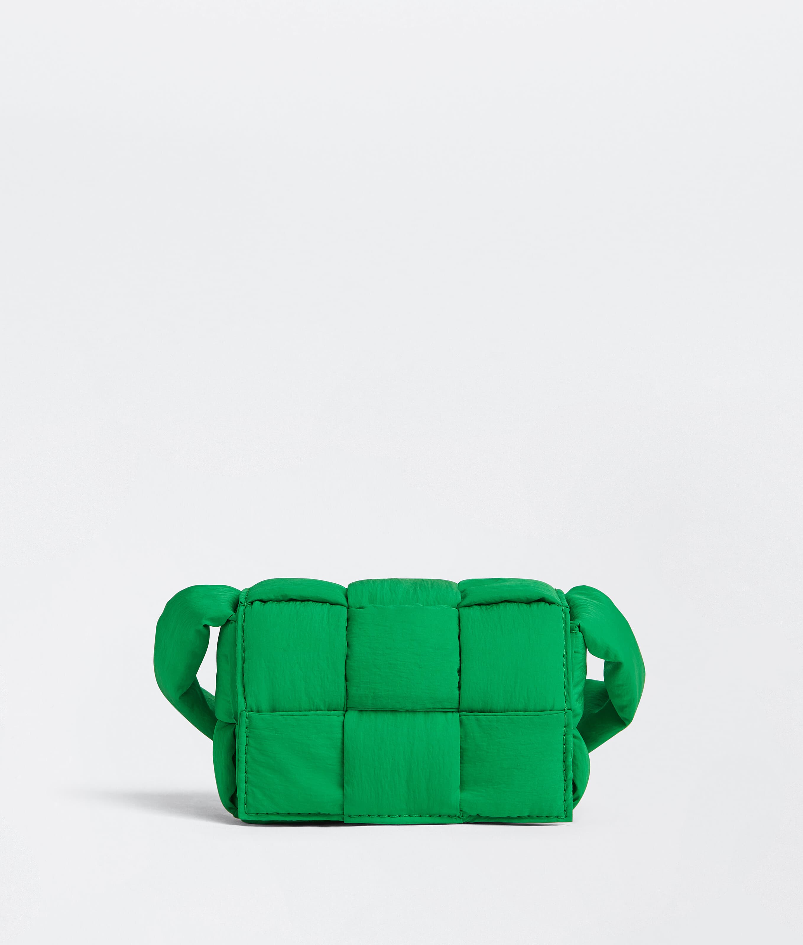 CASSETTE尼龍材質斜背包。NT$32,400。(BOTTEGA VENETA提供)