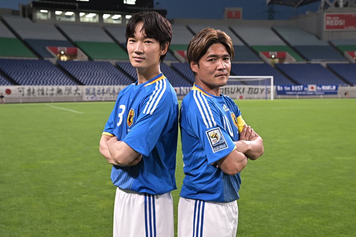 綾野剛(左)接受日本前足球國手大久保嘉人的指導,苦練2個月。(翻攝自《老菜鳥》Twitter)