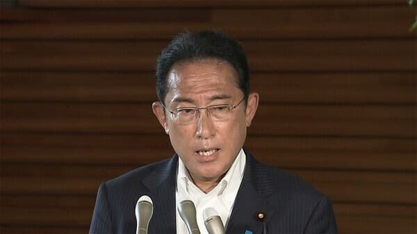 岸田在記者會上表情相當凝重。(翻自推特)
