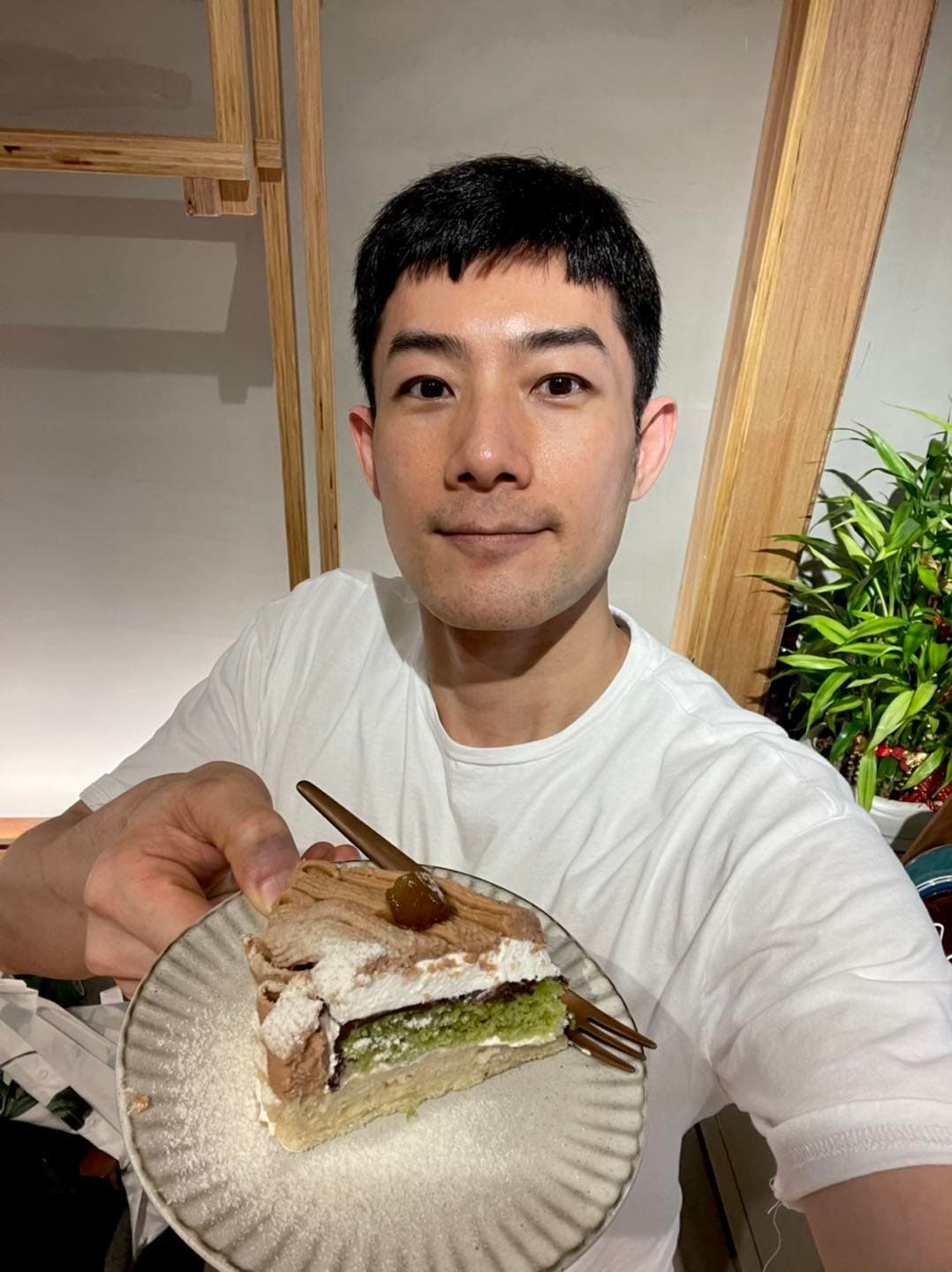 母親在家中病逝時施易男人正在馬來西亞做宣傳。(翻攝自施易男臉書)