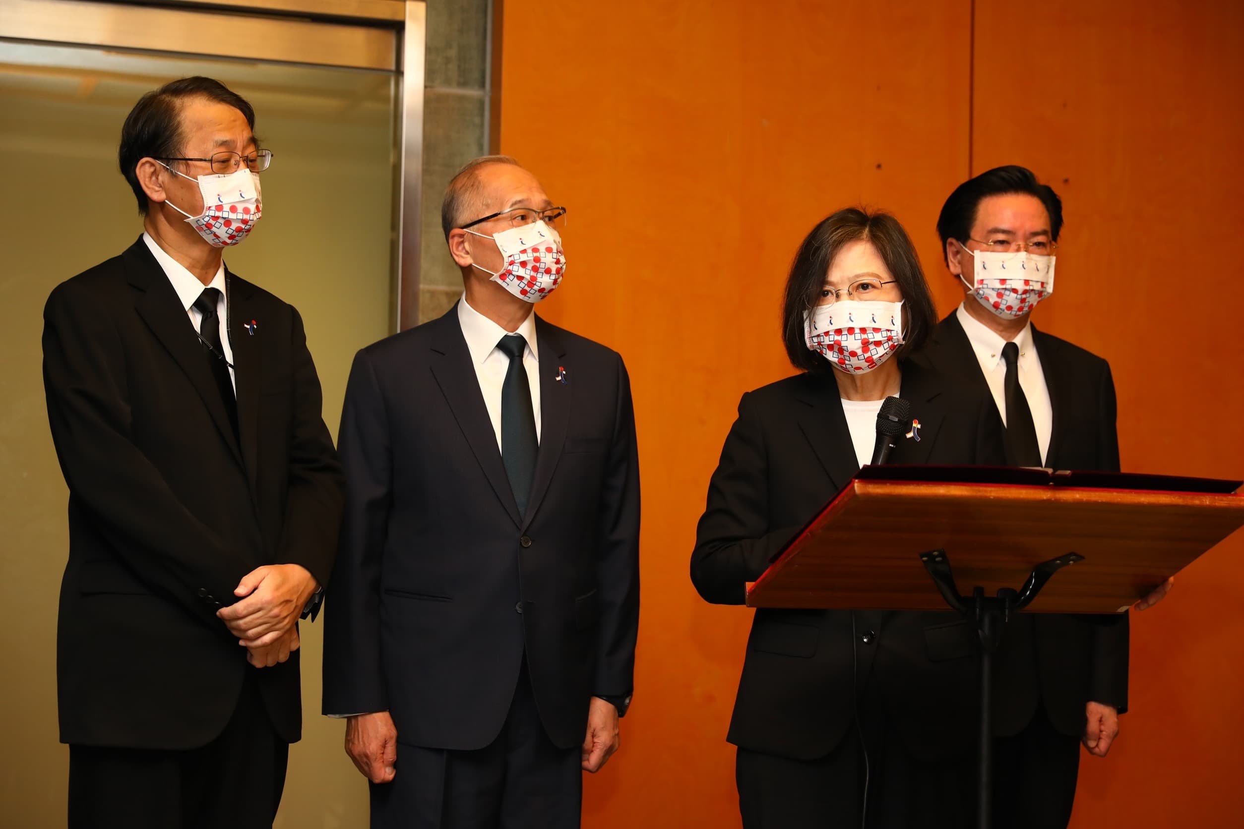 總統蔡英文(右2)與外交部長吳釗燮(右1)、總統府祕書長李大維(左2)一同前往日本台灣交流協會悼念日本前首相安倍晉三。