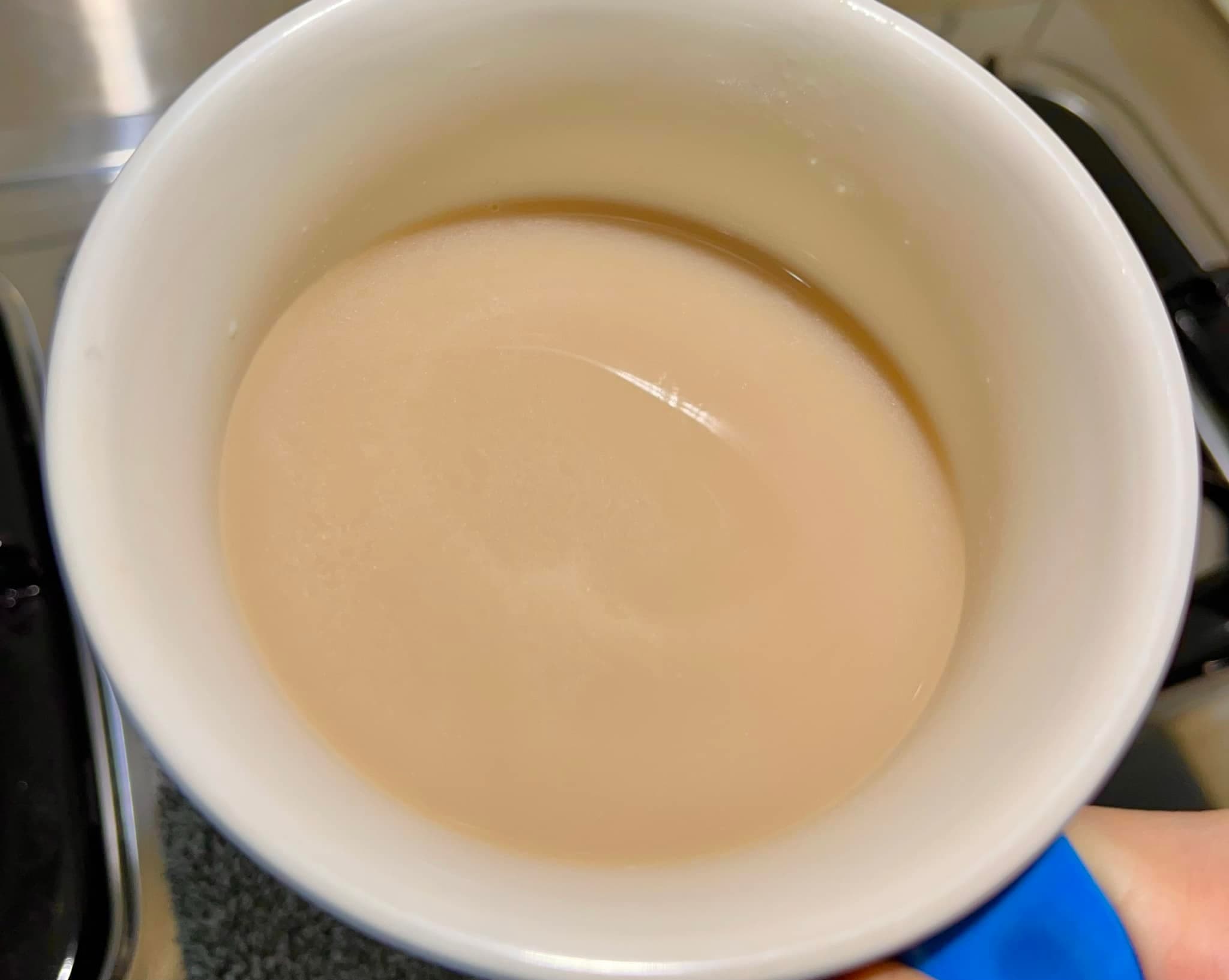 網友分享這款「奶粉」泡紅茶喝,助眠效果會減少一些。(翻攝臉書社團「老百姓日常三餐交流會」)