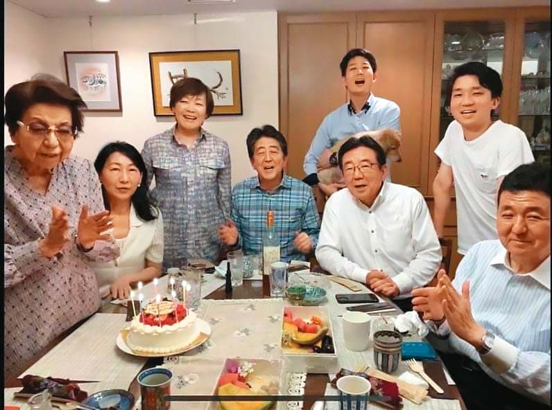 安倍晉三上個月才在臉書分享兄弟3人齊聚為母親洋子慶生的家族聚會照。(翻攝自推特@AbeShinzo)