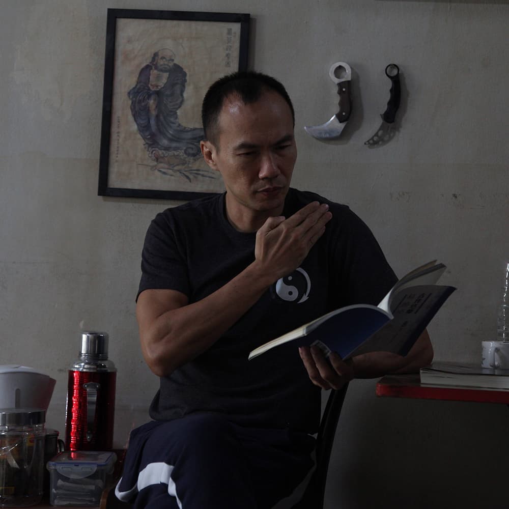 能導、能演、能打的李添興擔任動作指導,也飾演教武術的羅師父。(海鵬提供)