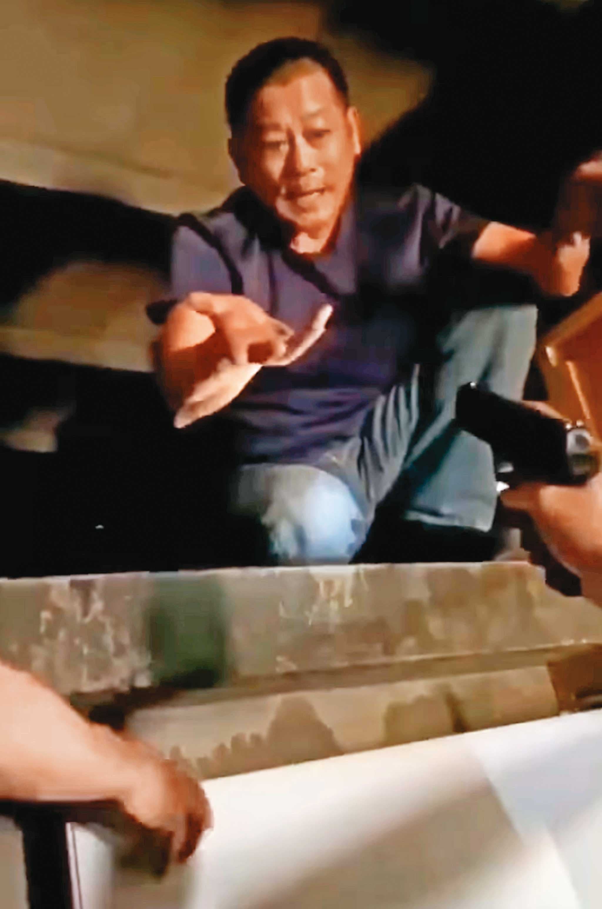 李鴻淵躲了一晚,最後在台中養生會館頂樓夾層被警方逮捕。(翻攝網路)